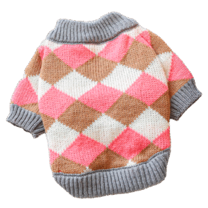 Suéter gris y beige con rombos